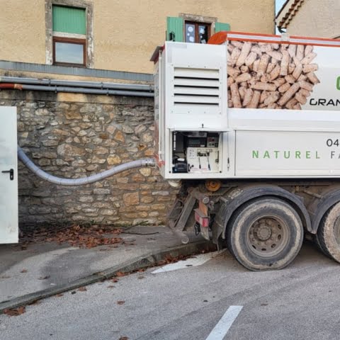 Camion souffleur de granulés en vrac